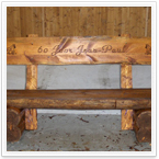 Holzbänke und Holztische